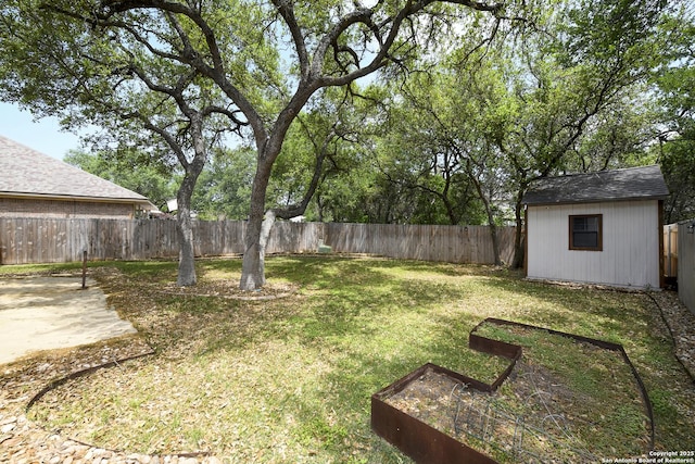 view of yard featuring an outbuilding and a garden