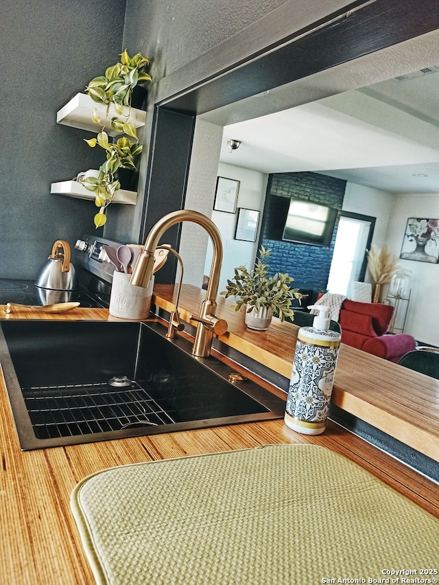 6346 Montgomery, Windcrest, TX 78239 - detailed view of a sink