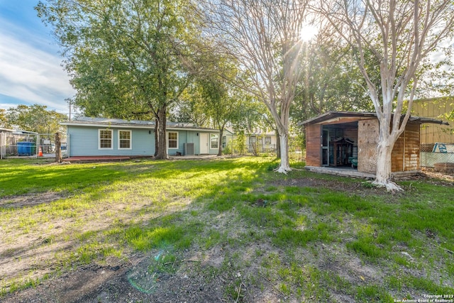 827 Ware Blvd, San Antonio, TX 78214 - view of yard with an outbuilding