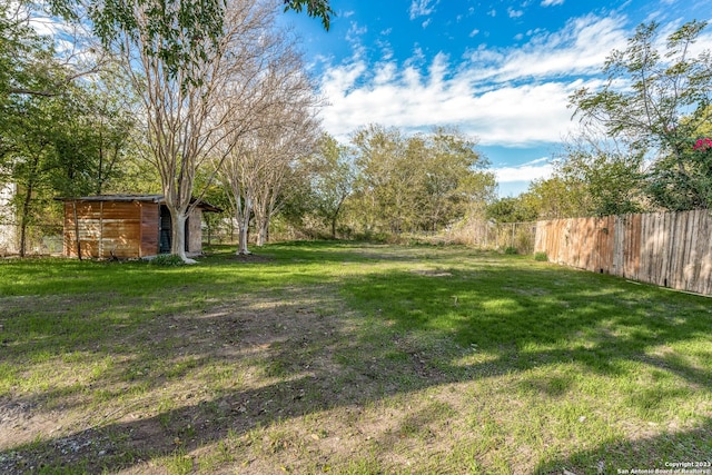 827 Ware Blvd, San Antonio, TX 78214 - view of yard with an outdoor structure