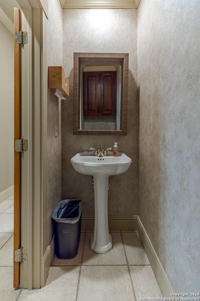 1104 Lois St, Kerrville, TX 78028 - bathroom featuring ornamental molding and baseboards