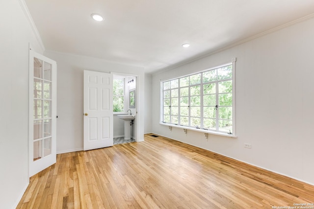 123 W Mandalay, San Antonio, TX 78212 - empty room featuring light wood-style floors, crown molding, recessed lighting, and a sink