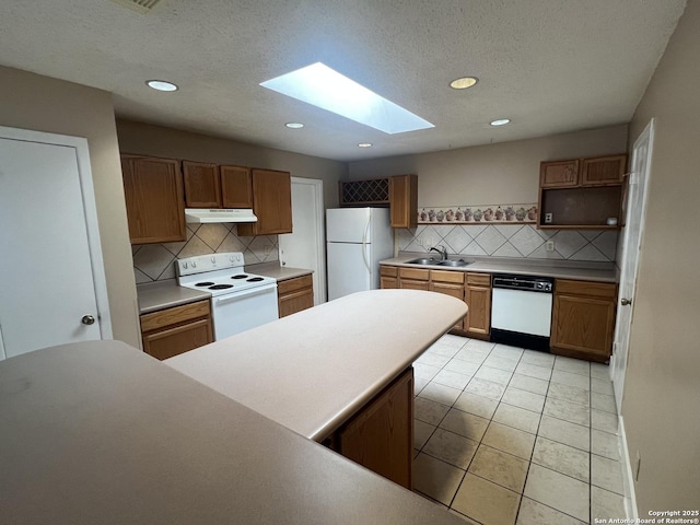 15558 Knollmeadow, San Antonio, TX 78247 - kitchen with white appliances, a skylight, a sink, backsplash, and a textured ceiling