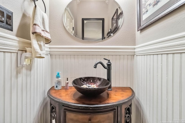 111 Kendall Oaks, Boerne, TX 78006 - bathroom featuring wainscoting, vanity, and a textured wall