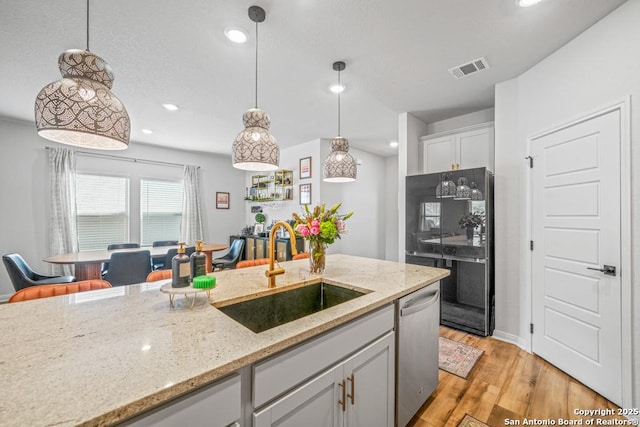 25826 Marigold Oaks, Boerne, TX 78006 - kitchen featuring a sink, dishwasher, light wood finished floors, recessed lighting, and pendant lighting