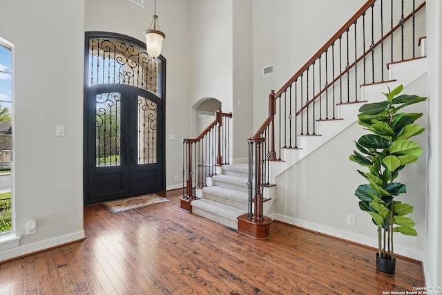 51 Stonewall Bnd, San Antonio, TX 78256 - entryway featuring plenty of natural light, arched walkways, hardwood / wood-style floors, baseboards, and a high ceiling