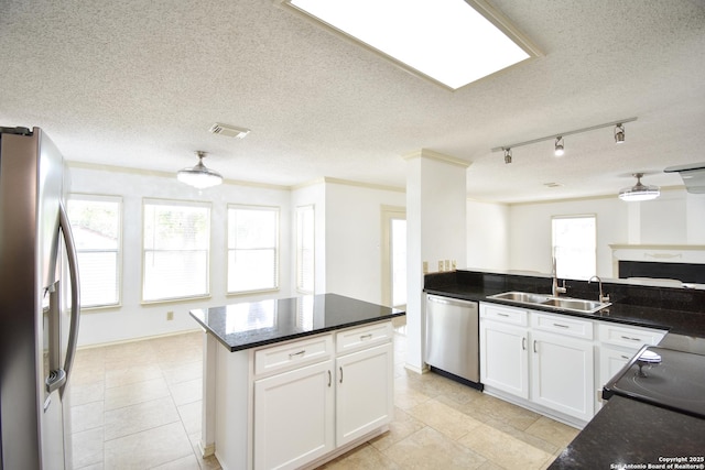 15850 Marisa Pl, San Antonio, TX 78247 - kitchen featuring stainless steel appliances, a sink, white cabinetry, a kitchen island, and a textured ceiling