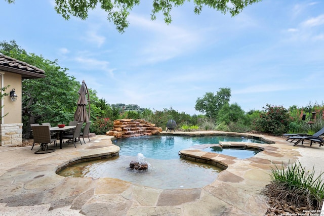 2219 Clubs Dr, Boerne, TX 78006 - view of pool featuring a patio, a pool with connected hot tub, and outdoor dining area