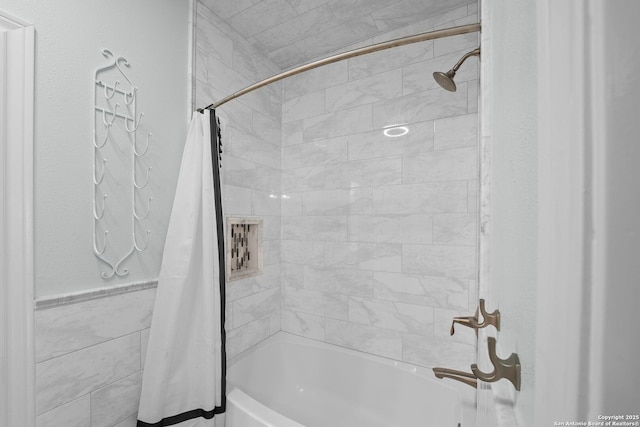 9403 Gardenia Bnd, San Antonio, TX 78266 - full bath with shower / tub combo with curtain