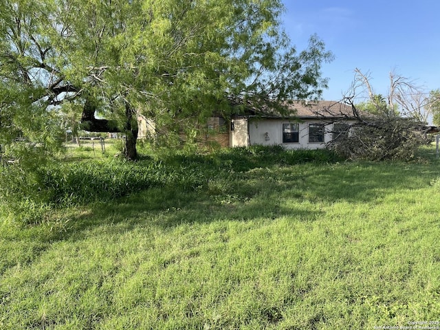 608 Leona St, Cotulla, TX 78014 - view of yard