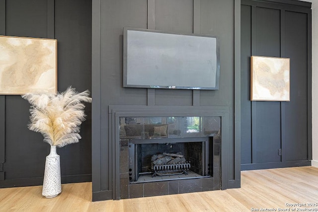 17338 Fountain Mist, San Antonio, TX 78248 - detailed view of a fireplace, wood finished floors, and a decorative wall