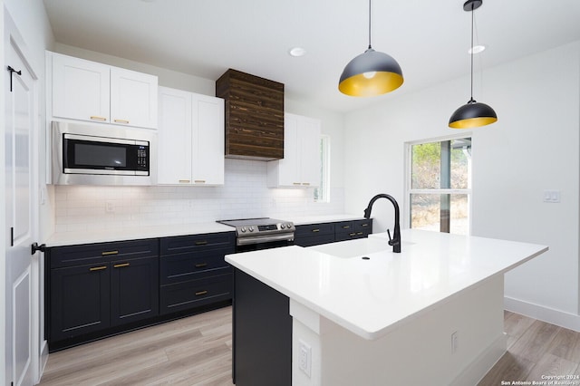 580 Compass Rose, Canyon Lake, TX 78133 - kitchen featuring stainless steel appliances, a sink, white cabinetry, light wood-style floors, and recessed lighting