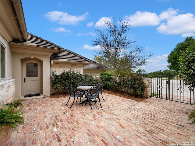 52 Oakland Hls, Boerne, TX 78006 - view of patio featuring a gate, outdoor dining space, and fence