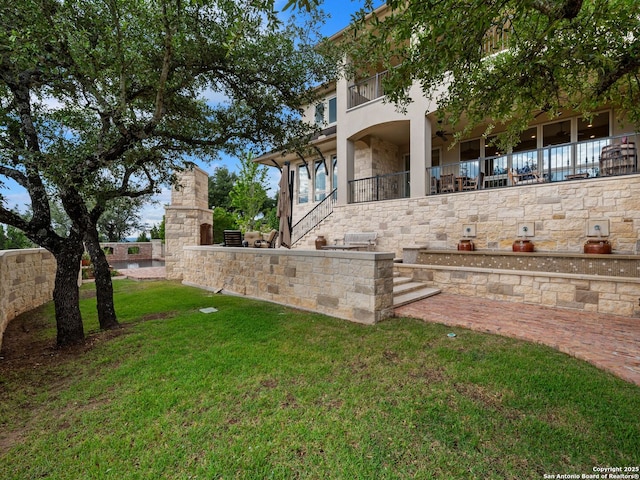 52 Oakland Hls, Boerne, TX 78006 - view of green lawn featuring a balcony and a ceiling fan