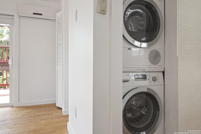 414 Clay Unit 101, & San Antonio, TX 78204 - clothes washing area with stacked washer / drying machine, an AC wall unit, wood finished floors, and healthy amount of natural light
