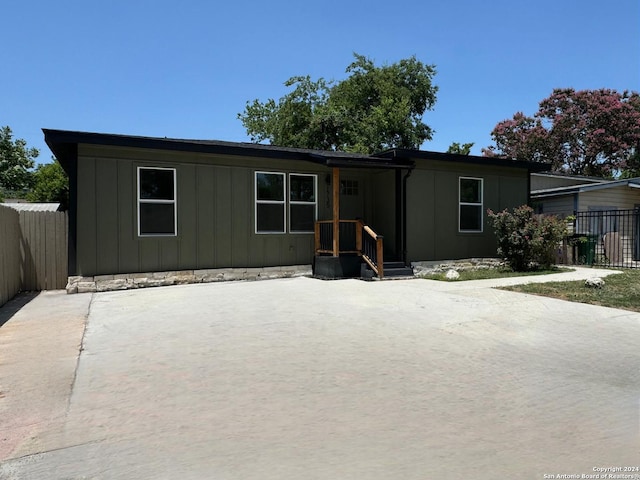 1735 W Hermine Blvd, San Antonio, TX 78201 - manufactured / mobile home featuring board and batten siding and fence