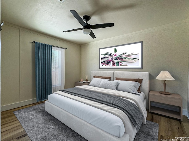 1735 W Hermine Blvd, San Antonio, TX 78201 - bedroom featuring wood finished floors, ornamental molding, a ceiling fan, and baseboards