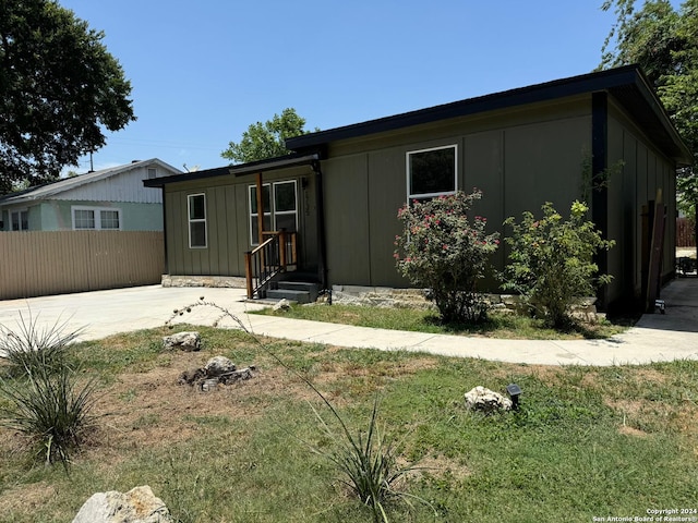 1735 W Hermine Blvd, San Antonio, TX 78201 - view of front facade featuring fence and board and batten siding