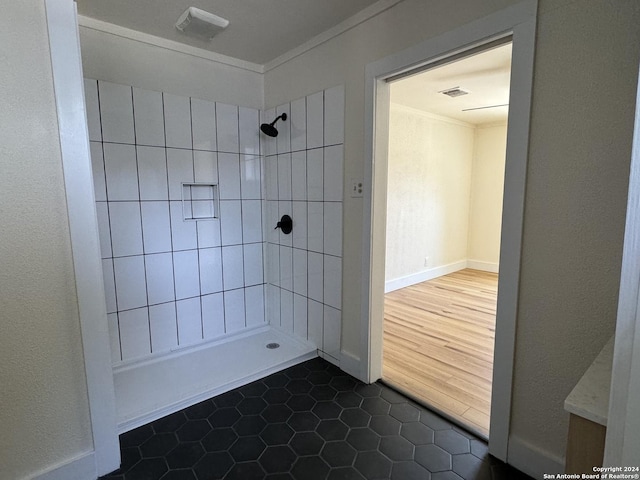 1735 W Hermine Blvd, San Antonio, TX 78201 - bathroom with crown molding, a tile shower, and tile patterned floors