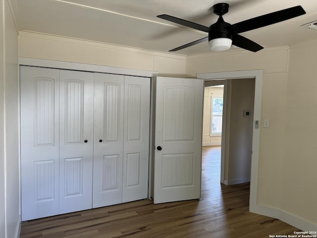 1735 W Hermine Blvd, San Antonio, TX 78201 - unfurnished bedroom with dark wood-style floors, a closet, baseboards, and ceiling fan