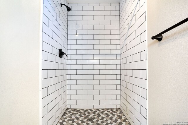 239 Surrey, San Antonio, TX 78225 - bathroom featuring a tile shower