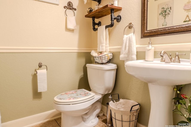 3351 Highline Trl, San Antonio, TX 78261 - bathroom featuring toilet, tile patterned floors, and baseboards