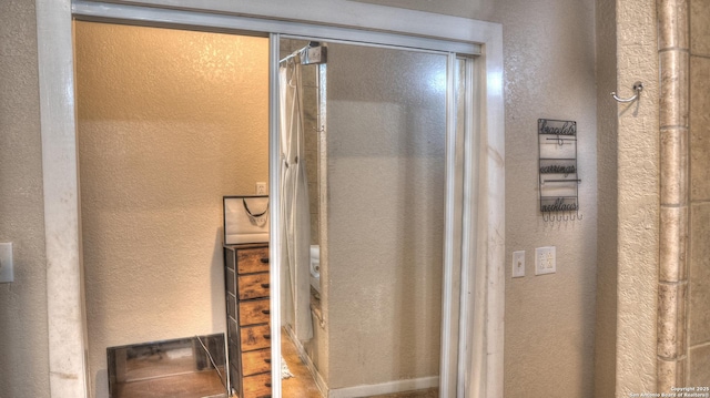 121 David Rankin Rd, Leakey, TX 78873 - bathroom featuring a textured wall