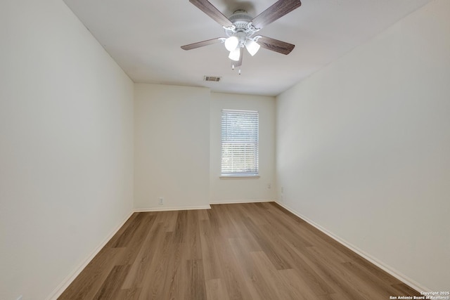 unfurnished room featuring light wood-style floors, baseboards, and a ceiling fan