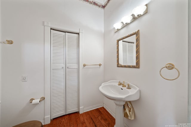 388 Oak, Pipe Creek, TX 78063 - bathroom with wood finished floors, a closet, and baseboards