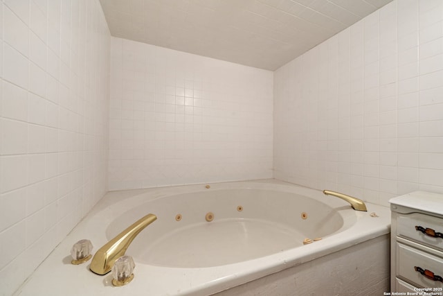 388 Oak, Pipe Creek, TX 78063 - full bath with a whirlpool tub and tile walls