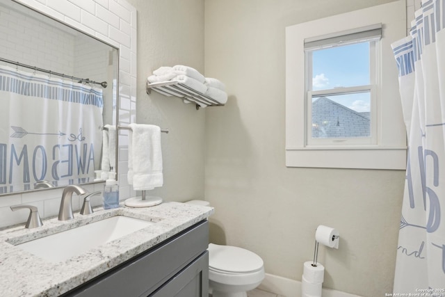 621 Center St, San Antonio, TX 78202 - full bath featuring toilet, vanity, and a shower with shower curtain