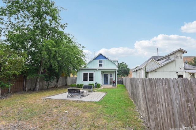 621 Center St, San Antonio, TX 78202 - back of property with a patio area