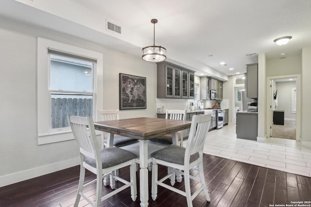 621 Center St, San Antonio, TX 78202 - dining room featuring hardwood / wood-style flooring, baseboards, and recessed lighting