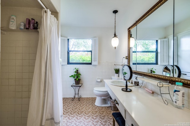 119 Janis Rae, San Antonio, TX 78201 - bathroom featuring tile patterned floors, tile walls, toilet, vanity, and tiled shower