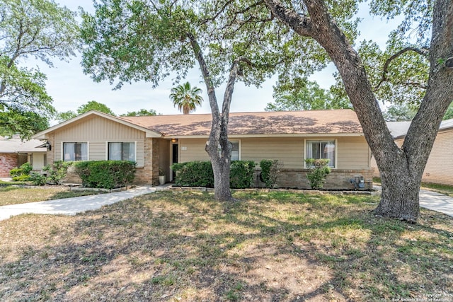 2111 Peach Blossom St, San Antonio, TX 78247 - ranch-style home featuring brick siding and a front lawn
