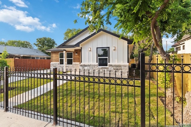 519 W Mitchell, San Antonio, TX 78204 - view of front facade featuring board and batten siding and stone siding