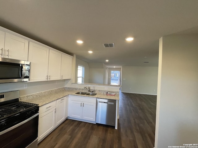 13731 Redtail Lndg, San Antonio, TX 78253 - kitchen featuring stainless steel appliances, a sink, dark wood finished floors, a peninsula, and recessed lighting