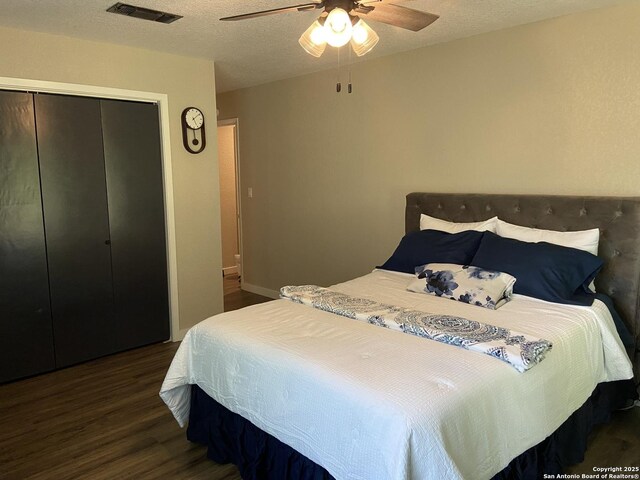 326 Riverview, Mcqueeney, TX 78123 - bedroom with dark wood-style floors, a closet, a ceiling fan, and a textured ceiling
