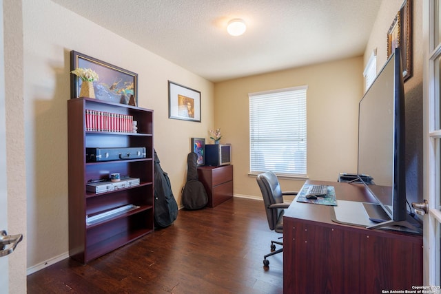 11607 Pelican Pass, San Antonio, TX 78221 - office space featuring dark wood-style flooring and baseboards