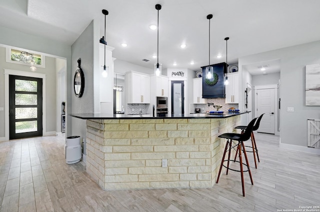 149 Chisum Ln, Vernia, TX 78121 - kitchen with dark countertops, a breakfast bar, backsplash, baseboards, and recessed lighting