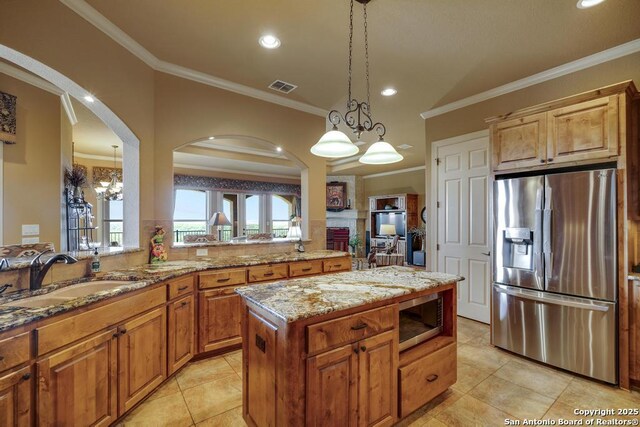 286 Settlers, Comfort, TX 78013 - kitchen featuring appliances with stainless steel finishes, a sink, crown molding, a chandelier, and arched walkways