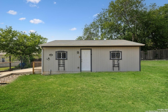 view of outdoor structure featuring an outbuilding
