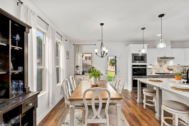 1527 Balcones Fault, New Braunfels, TX 78132 - dining area with dark wood-style floors, a chandelier, and baseboards