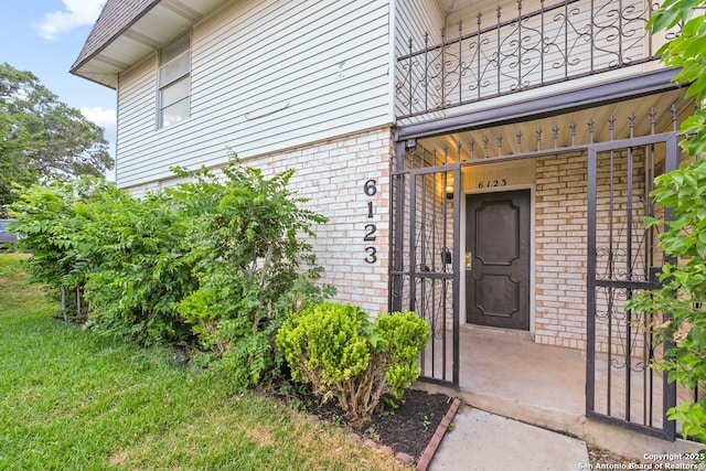 6123 Farragut, San Antonio, TX 78238 - property entrance featuring brick siding and a balcony