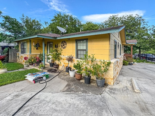 602 Hortencia Ave, San Antonio, TX 78237 - bungalow-style home with stone siding and fence