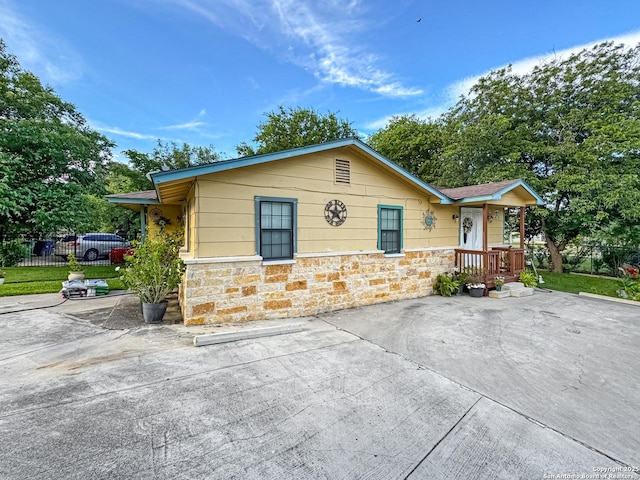 602 Hortencia Ave, San Antonio, TX 78237 - view of front of house featuring stone siding and fence