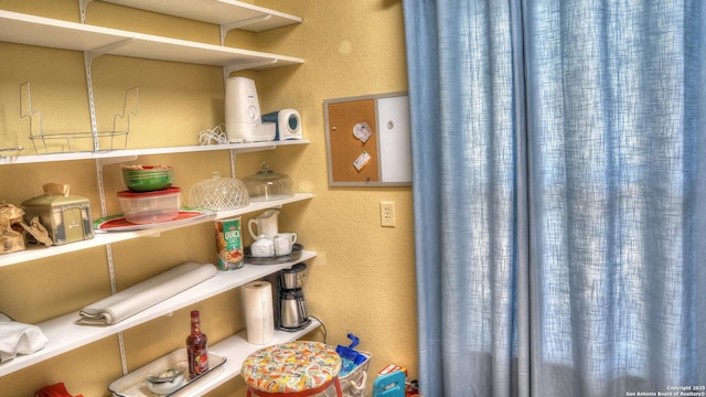 211 Roy Chisum Rd, Leakey, TX 78873 - detailed view of a textured wall