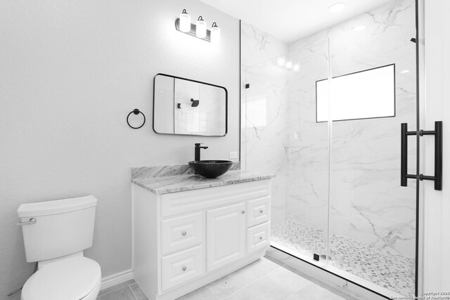 656 Canyon Cir, Canyon Lake, TX 78133 - full bath featuring a marble finish shower, toilet, and vanity
