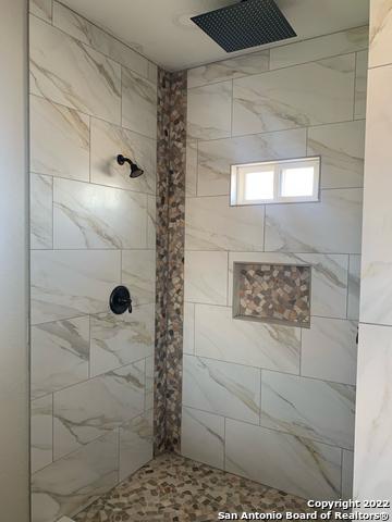 128 Woodbridge Ln, Vernia, TX 78121 - bathroom featuring tiled shower