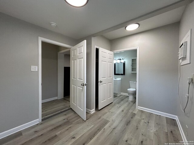 270 Oelkers, San Antonio, TX 78204 - corridor with light wood-style floors and baseboards